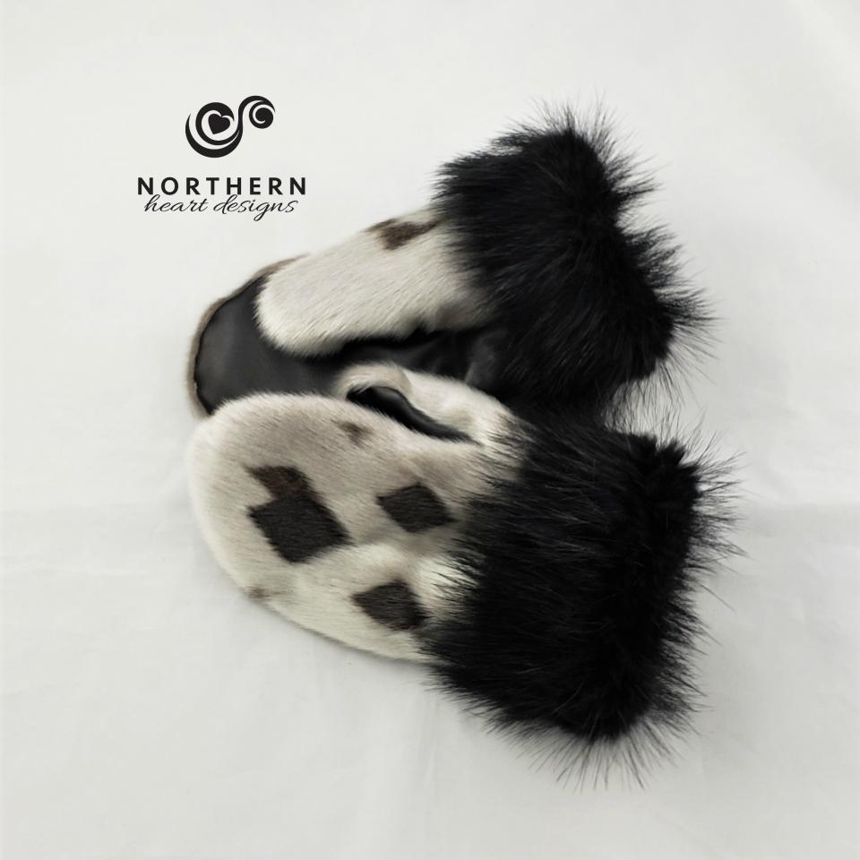 Seal mitts with beaver fur cuff