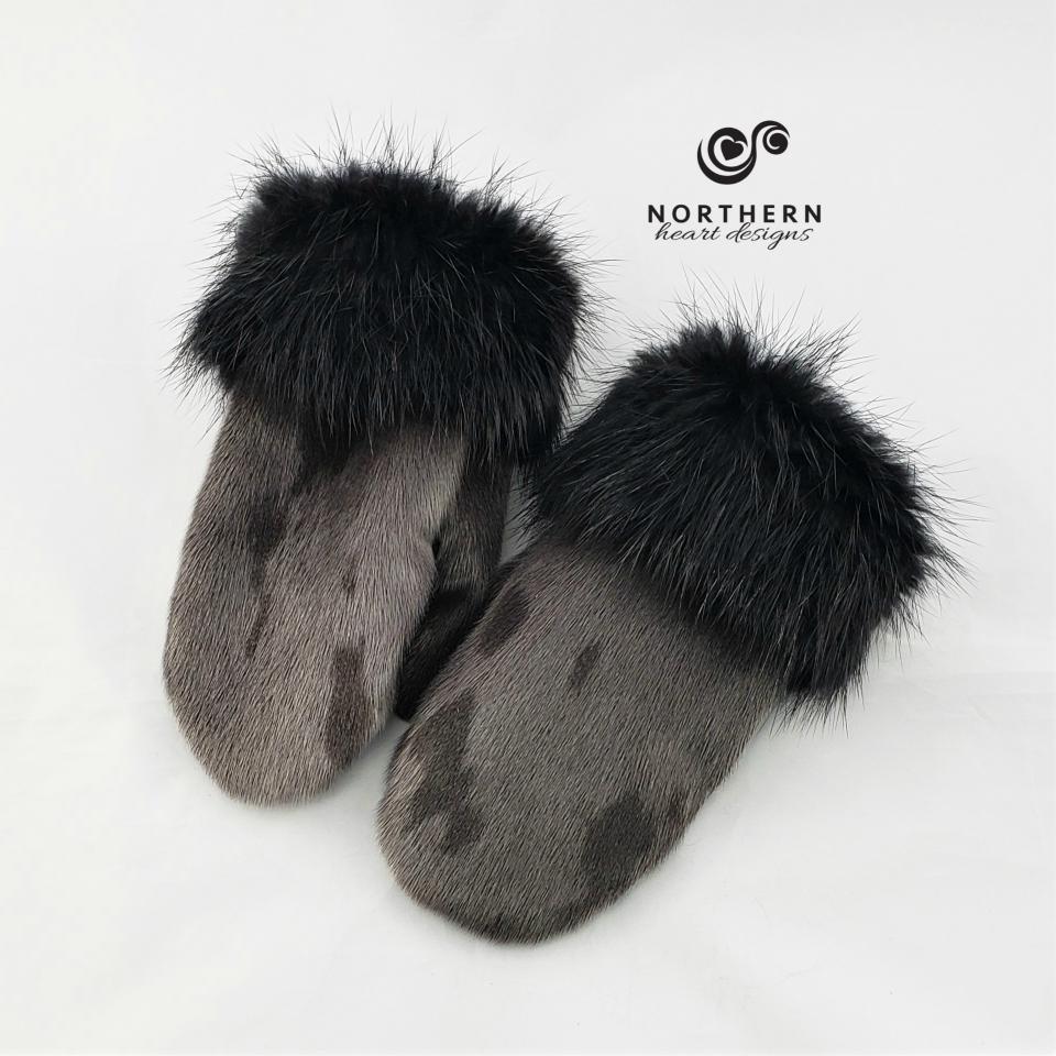 Seal mitts with beaver fur cuff