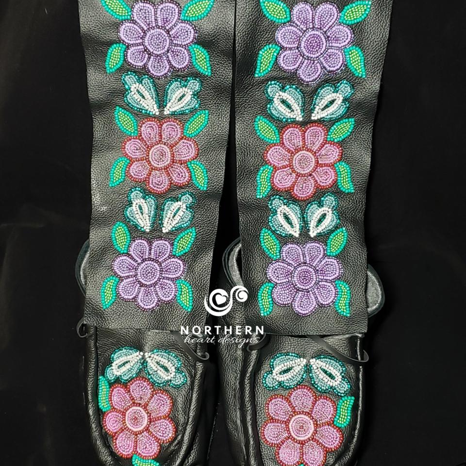 Metis Floral design, Metis beadwork, Floral beadwork, flower beading