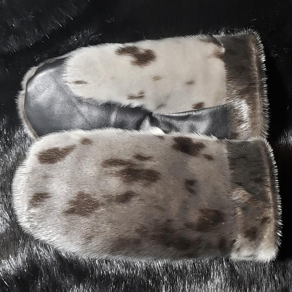 seal mitts with seal cuff