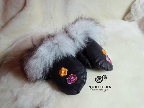 leather mitts, beaded mitts, leather, fur