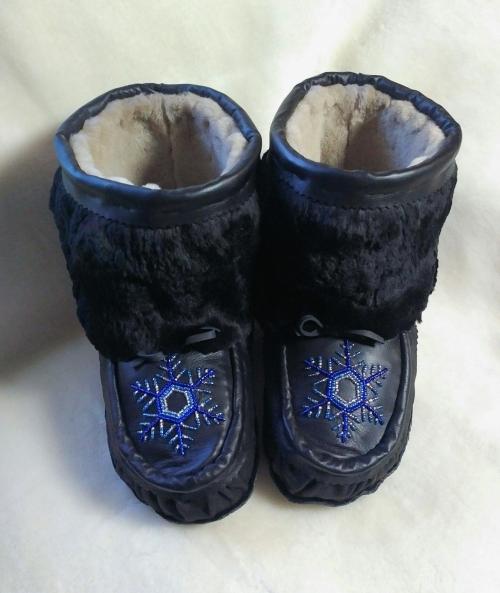 short mukluks, beaded mukluks, leather, fur, beading